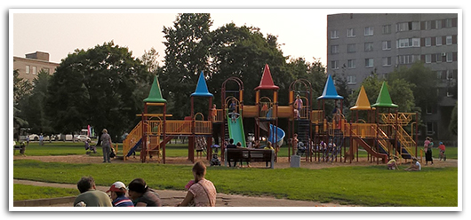 В Пскове много детских игровых площадок.